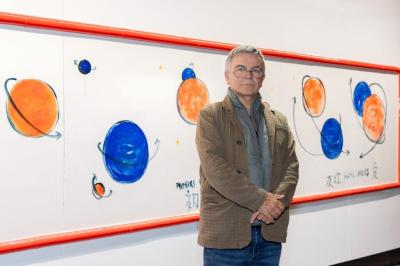 Fabrice Hyber devant "L'amitié" fresque céramique installée à la station de  métro Lujiazui , Shanghaï