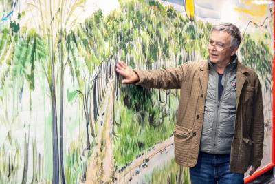 Fabrice Hyber devant "La forêt" fresque céramique installée à la station de  métro Lujiazui , Shanghaï